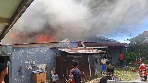 Kebakaran Dekat Kantor Pajak Bukittinggi Hanguskan 10 Rumah, Enam Warga Sempat Pingsan