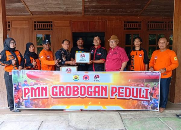 Tak Hanya Turunkan Tim Rescue, PMN Grobogan Juga Bantu Sembako Untuk Korban Banjir di Cingkrong