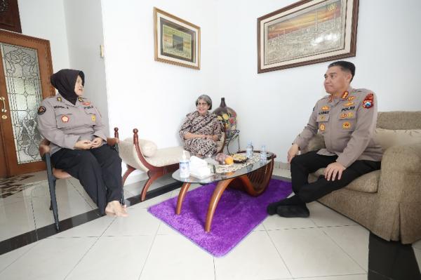 HUT ke-74, Humas Polda Jatim Jalin Silaturahmi dengan Purnawirawan