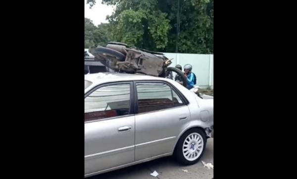 Motor Terbang ke Atap Mobil, Pengendara Tewas Usai Gagal Menyalip