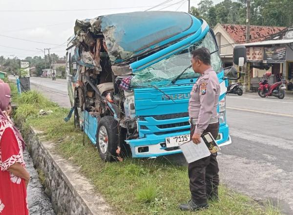 Mobil Rombongan Pelajar SMKN Tempursari Tabrakan dengan Truk Pasir di Candipuro, Tiga Siswa Terluka