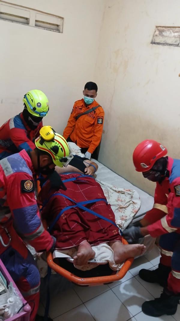 Perjuangan Tim Penyelamat Turunkan Pria 150 Kg dari Lantai Dua Rumah di Surabaya