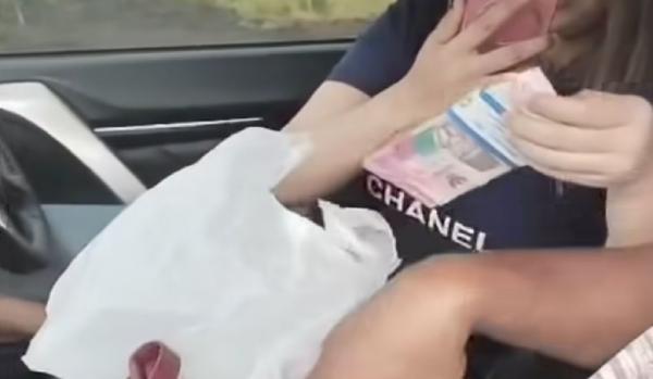 Viral! Istri Kades Rengasjajar Bogor Pamer Uang Gepokan sambil Tertawa, Warganet Kecewa dan Marah