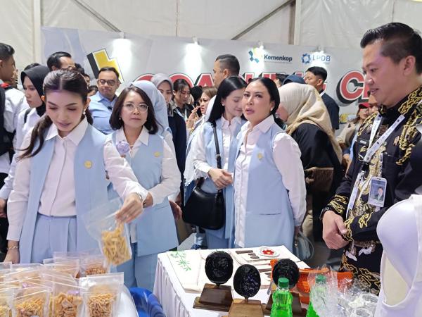 Dari Balik Jeruji ke Panggung Pameran, Produk Lapas Indramayu Menarik Perhatian Istri Wapres RI