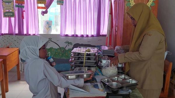 Siswa SD Kelas Satu Berhati Malaikat: Makanan MBG Dibawa Pulang untuk Ibu dan Adik