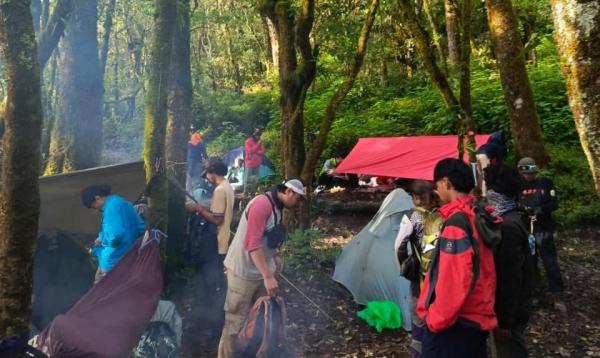 Cuaca Buruk Hambat Evakuasi Jenazah di Puncak Ciremai, Tim Lanjutkan Misi dengan Sistem Estafet