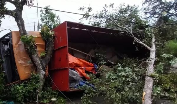 Rem Blong di Turunan, Truk Fuso Angkut Camilan dari Pemalang Terjun ke Halaman Rumah Warga di Jember