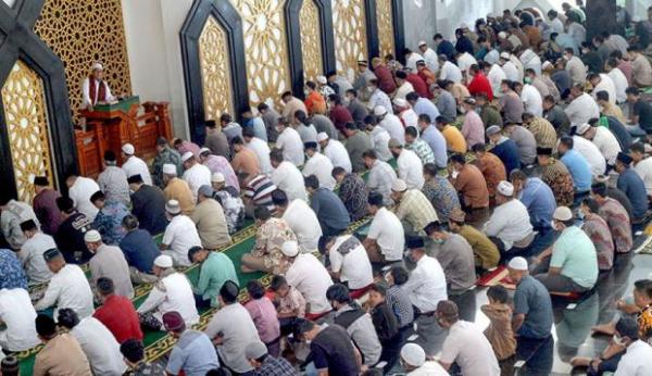 Setop Pakaian Lusuh! Nabi Ajak Kita Tampil Beda Berpakaian Putih Bersih saat Shalat
