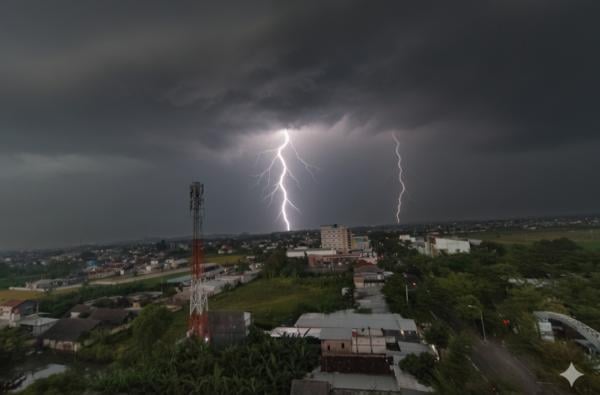 Tertinggi di Jatim, Sepekan Bojonegoro Disambar Petir 6.131 Kali, BMKG: Waspadai Cuaca Ekstrem!