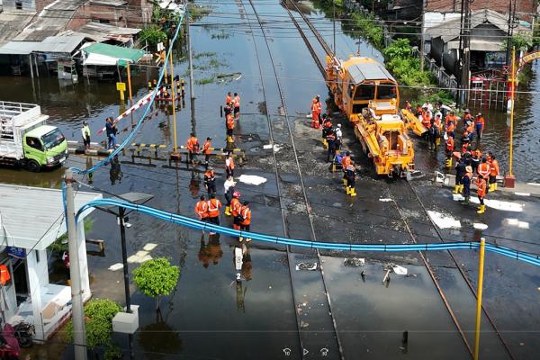 Antisipasi Terendam Banjir, Daop 4 Semarang Tinggikan Rel KA di Perlintasan Kaligawe