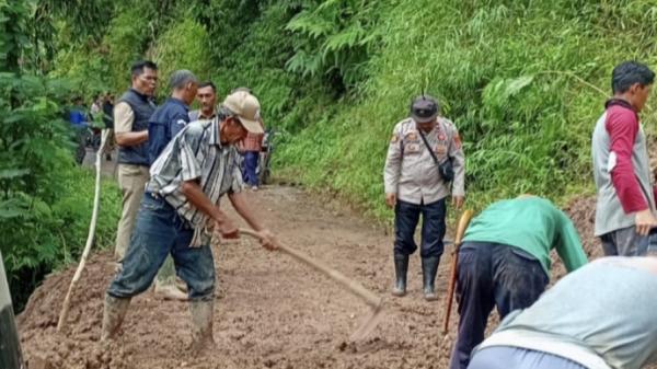 Akses Jalan Mekarbakti, Gunungjampang Terputus Akibat Longsor