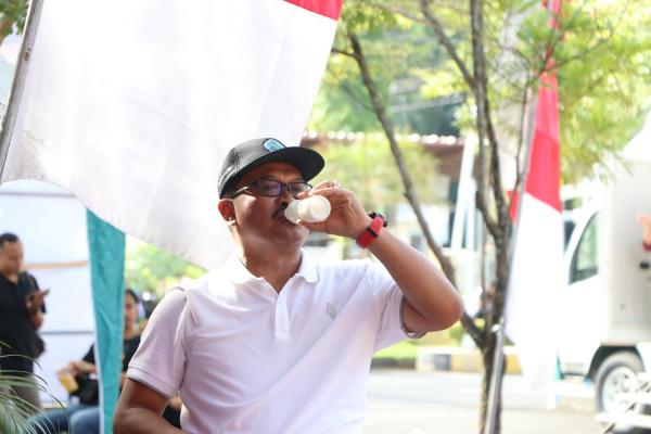 Seru! Ribuan Peserta Jalan Sehat Minum Susu Serentak