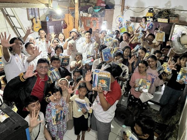 Aksi Sosial di Stren Kali Jagir Surabaya, Ajak Anak-anak Bercerita dan Beri Bantuan Buku hingga Susu
