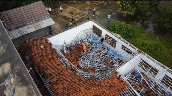 Lima Bangunan SMKN 1 Gunung Putri Kabupaten Bogor Ambruk Dihantam Hujan Deras, 27 Siswa Luka-Luka