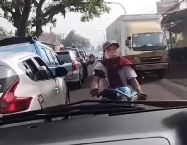 Bikin Geram Warganet! Gara-gara Masalah Keluarga, Pria Ini Blokir Ambulans di Banjaran