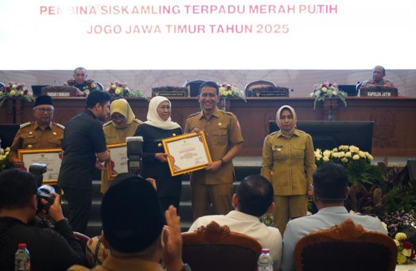 Bupati Bojonegoro & Lurah Kepatihan Raih Penghargaan Bergengsi Jogo Jatim 2025