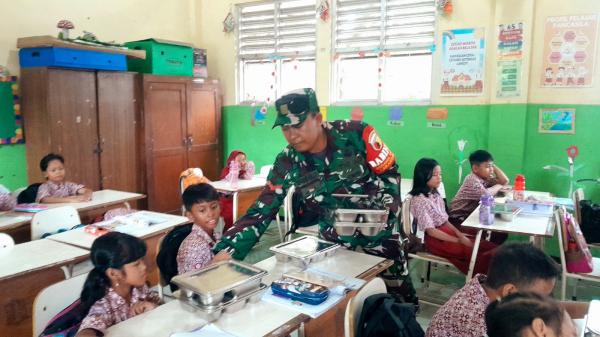 Cerita Nayla, Siswa SDN Sumur Welut yang Terima Paket Makanan Bergizi dari Pemerintah!