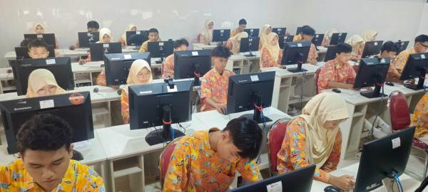 199 Siswa Smamita Sidoarjo Berburu Modal Masuk PTN Lewat TKA di Laboratorium Canggih!