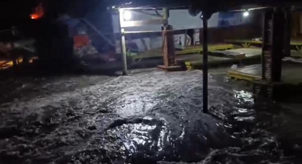 Ombak Tinggi Terjang Pesisir Pantai Selatan Lebak, Sejumlah Warung Terdampak