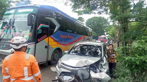 Bruk! Pohon Besar Patah Celakai Mobil Melintas di Jalan Soekarno-Hatta Jombang, Dua Orang Luka