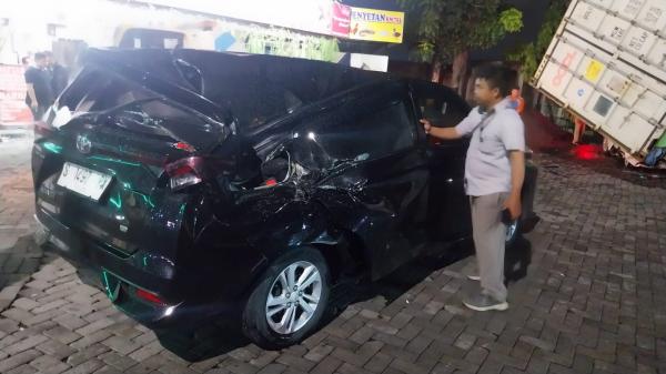 Truk Kontainer Bermuatan 17 Ton Sabut Kelapa Terguling di Rest Area Tol Sidoarjo, Dua Mobil Ringsek