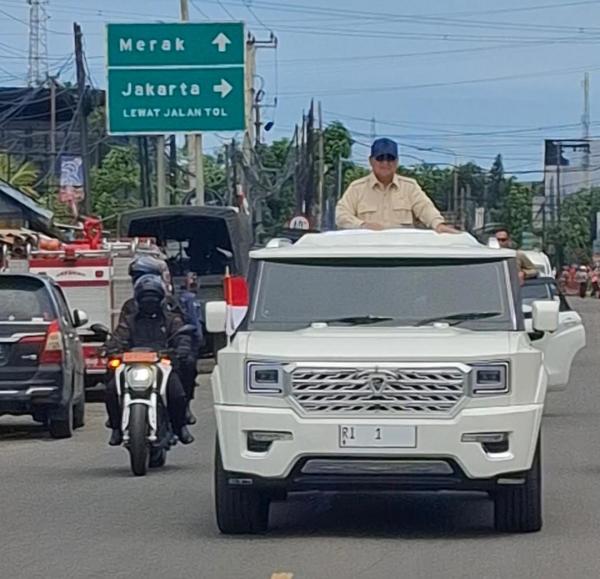 Antusias Warga Pulomerak Sambut Kedatangan Presiden Prabowo di Cilegon
