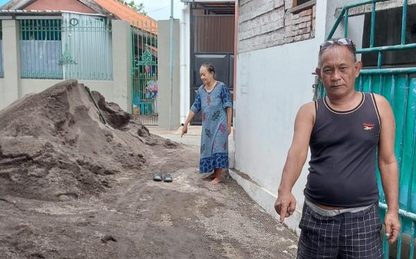 Motor Warga Sepanjang Raib Disatroni Maling Saat Dini Hari, Sandal Diduga Milik Pelaku Tertinggal di