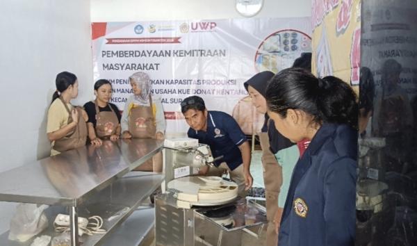 Lewat Teknologi Tepat Guna, Kampus di Surabaya Ini Angkat UMKM Jadi Lebih Produktif