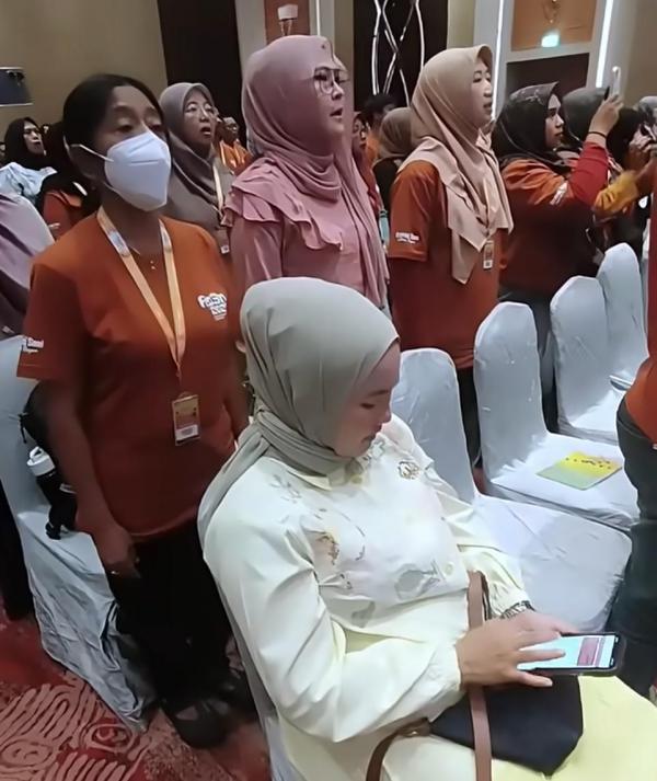 Viral! Ibu-Ibu Asyik Main HP Saat Lagu Indonesia Raya, Warganet: Kurang Nasionalisme!