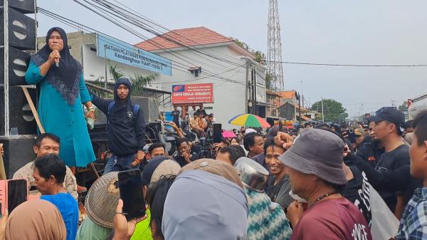 Ribuan Warga Eretan Wetan Geruduk Jalur Pantura, Protes Banjir Rob yang Tak Kunjung Usai