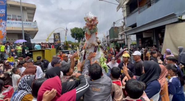 Ribuan Warga Berebut Gunungan Saat Perayaan 1 Abad Pasar Legi Parakan