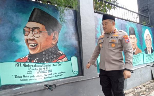 Mural Bergambar Ukiran Wajah 4 Pahlawan Dari Jombang Hiasi Markas Polisi, Termasuk Gus Dur