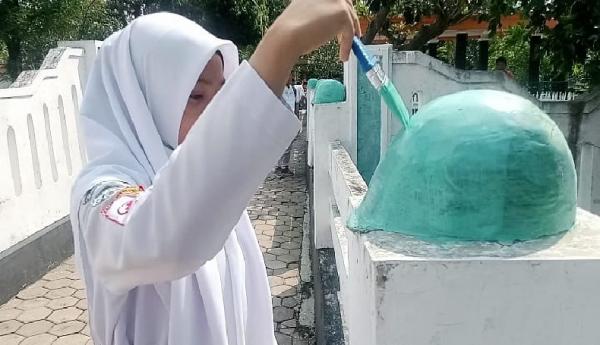 Anna Tasya, Siswi yang Terbiasa Mengecat di Rumah, Kini Warnai Pagar Makam Pahlawan