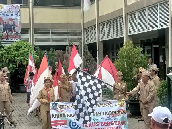 Semangat Pahlawan Hidup di SDN Warugunung Surabaya, Siswa Kirab Pakai Kostum Layaknya Pejuang