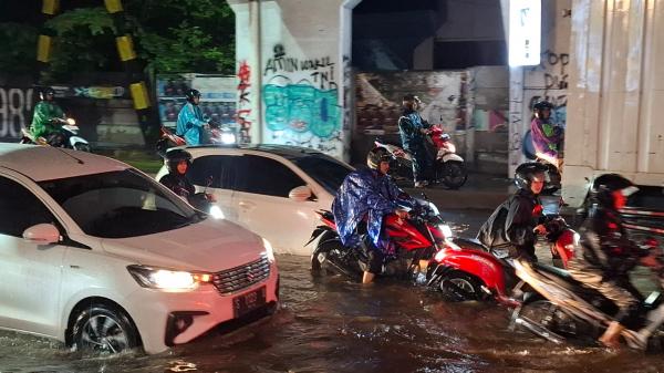 Hujan Lebat, Sejumlah Titik di Sidoarjo Kota Tergenang Air, Kendaraan Terpaksa Didorong Akibat Mogok