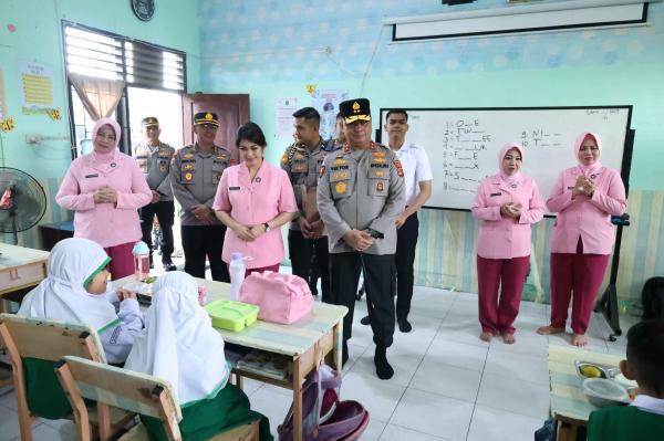 Tinjau SPPG Polri, Kapolda Pastikan Distribusi Aman Dikonsumsi Siswa