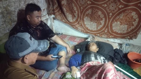 Derita Emak Enat Warga Mekarsari Cibatu Garut, Lumpuh dan Hanya Bisa Terbaring di Rumah Sederhana