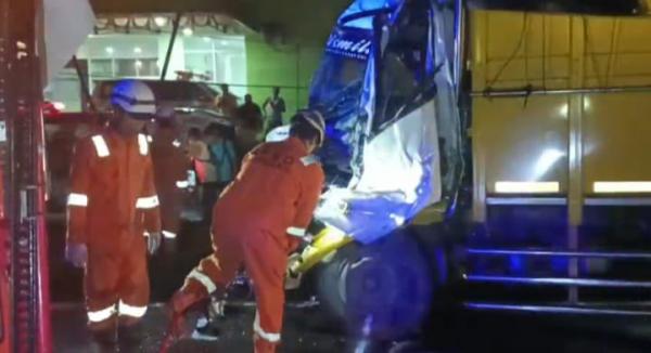 Kernet Truk Tewas Usai Hantam Mobil Boks di Jalur Arteri Jombang, Tubuh Terjepit Sulit Dievakuasi