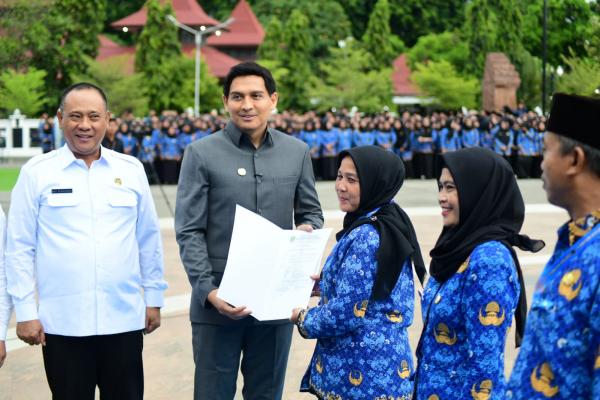 4.733 Tenaga PPPK Paruh Waktu di Indramayu Resmi Terima SK dari Bupati Lucky Hakim