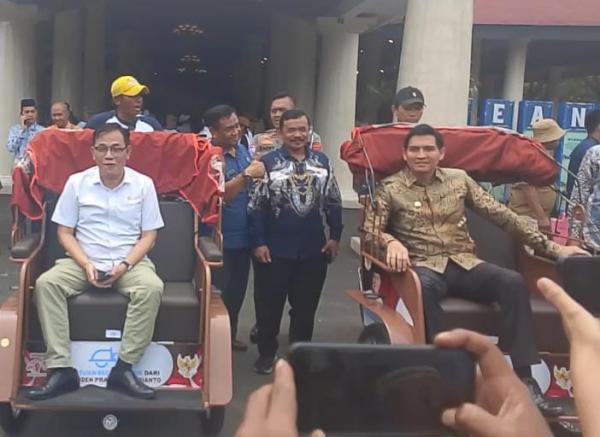 100 Pengayuh Becak Lansia di Indramayu Terima Bantuan Becak Listrik dari Presiden Prabowo