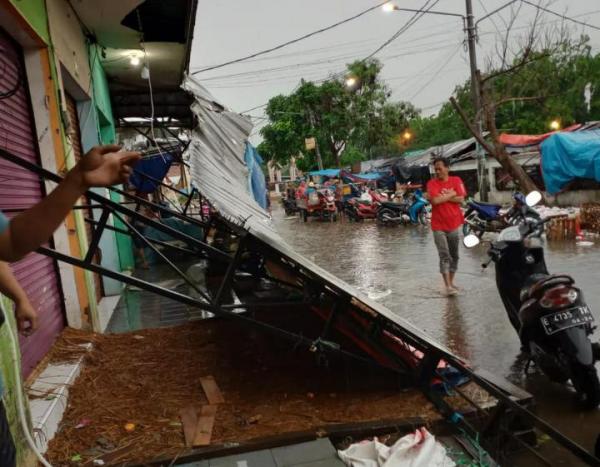 Atap Kios di Pasar Jatibarang Ambruk Usai Diguyur Hujan Deras dan Angin Kencang, Tak Ada Korban Jiwa