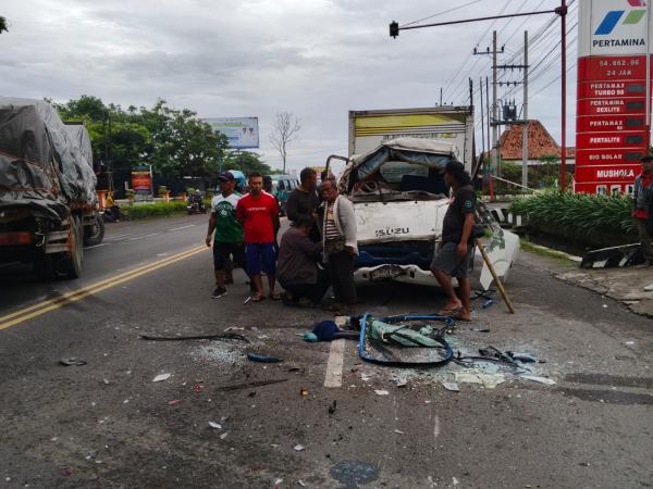 Diduga Kurang Konsentrasi, Truk Box Tabrak Motor di Depan SPBU Ngantru Tulungagung