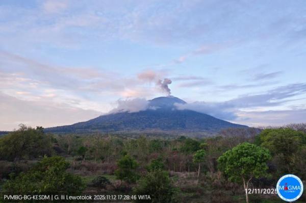 Gunung Ile Lewotolok Meletus, Abu Menyembur Setinggi 300 Meter