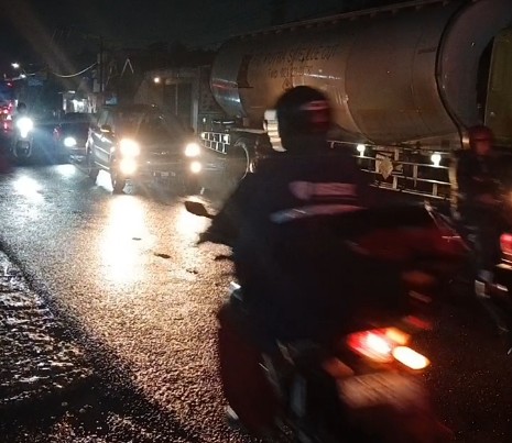 Truk Antre Solar, Merak–Cilegon Macet Tiap Hari!