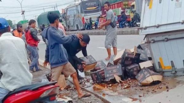 Truk Pengangkut Miras Terguling di Pantura Indramayu, Ratusan Dus Berserakan di Jalan