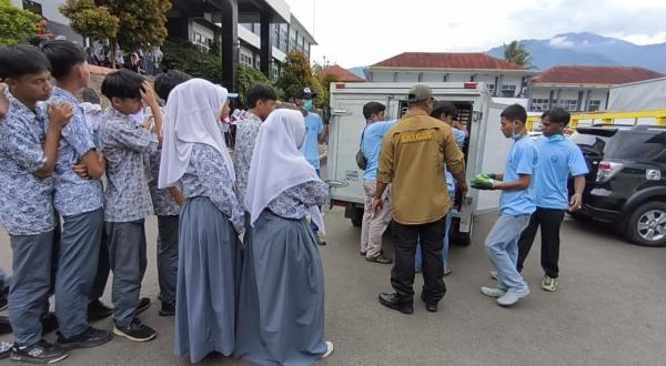 Ribuan Siswa SMAN 3 Cibatu Garut Antusias Sambut Program MBG, Serentak Teriakkan Pak Prabowo