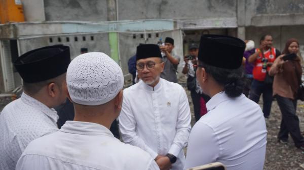 Tinjau Ponpes Al-Khoziny, Zulhas Sampaikan Dukungan Presiden untuk Santri