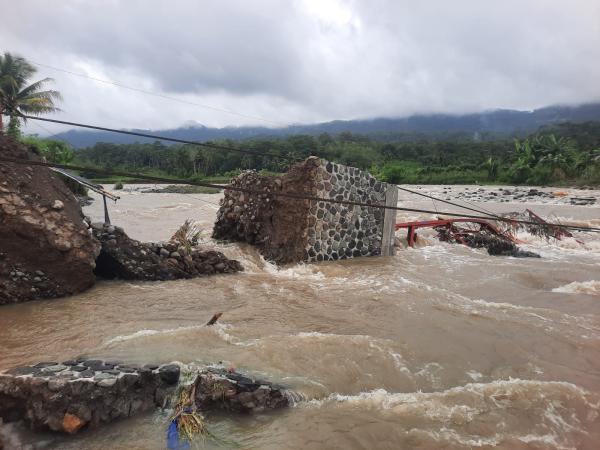 Banjir dan Longsor Terjang Lima Kecamatan di Cianjur, Puluhan Warga Mengungsi dan Jembatan Putus
