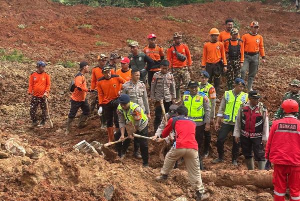 Polisi Kerahkan Anjing Pelacak Bantu Pencarian Korban yang Masih Tertimbun Longsor Cibeunying