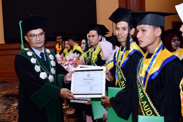 Pesan Moral Rektor Basri Mulyani di Wisuda UGR: Masa Depan Tak Ditentukan oleh Ijazah Semata